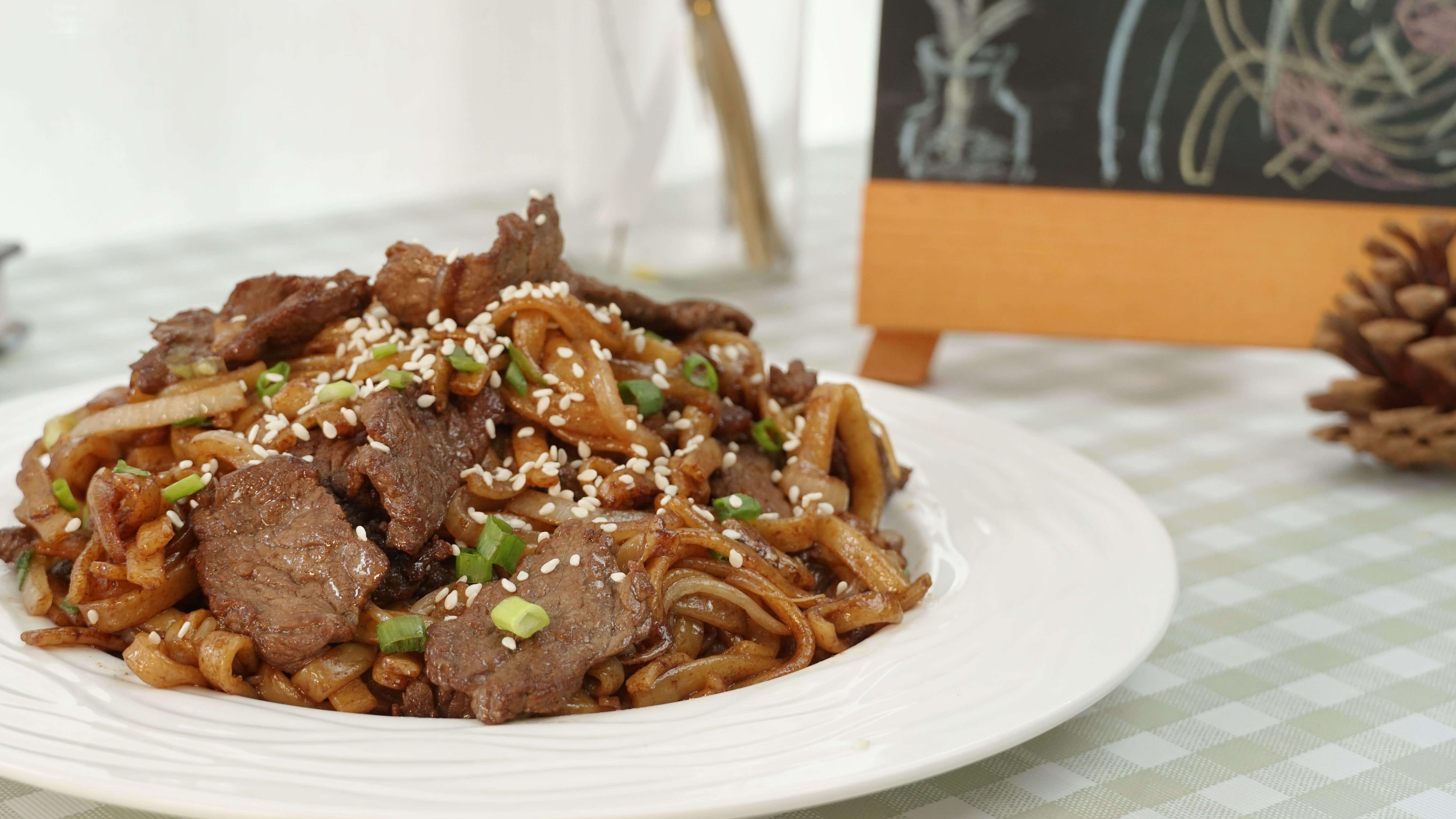 「一人食」干炒牛河, 广式茶餐厅里的经典味道