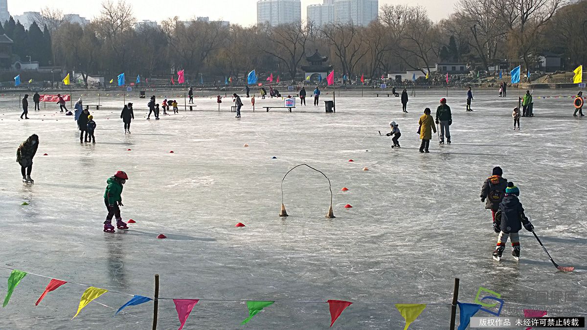 1月14日,三九时节,游客在北京陶然亭公园冰场上健身,娱乐,尽情享受着"