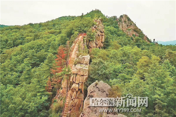 龙江唯一悬崖栈道 鸡冠山国家森林公园开园