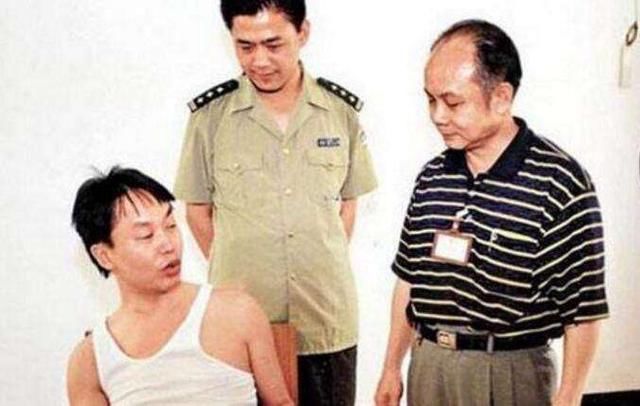 张子强被捕后拒不认罪,谎称自己叫"陈庆威"是合法的香港商人.