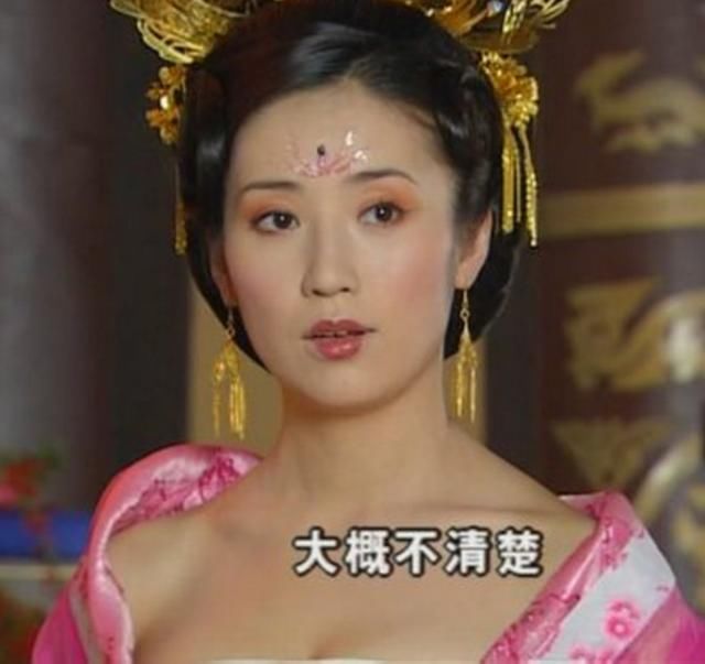 年轻时的张彤也算得上一大美女,就算跟大美女贾静雯站在一起也有一拼