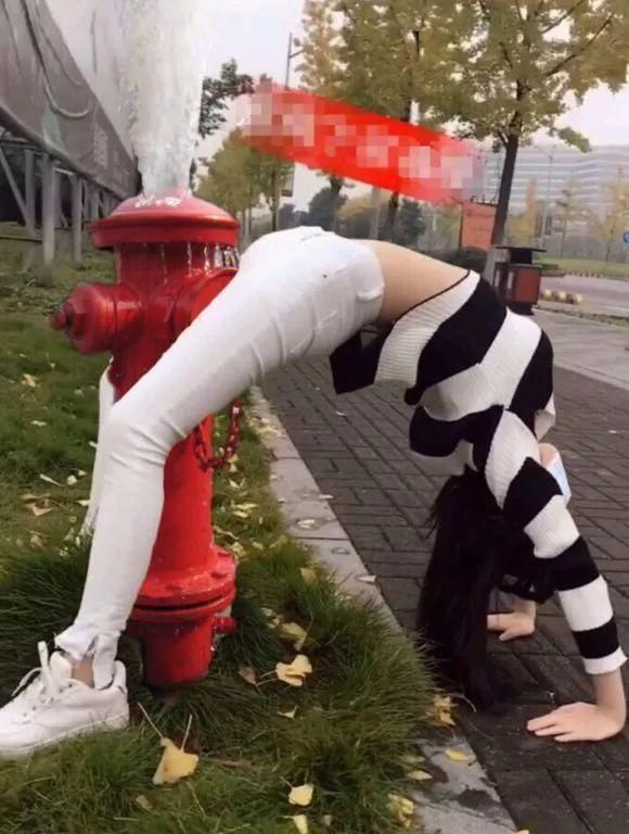 美女做高难度动作求p图,太有内涵了!