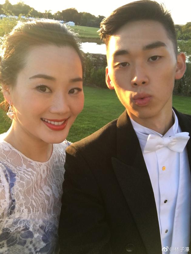 林依轮儿子晒与母亲合照 林妈妈肤白貌美好似姐弟