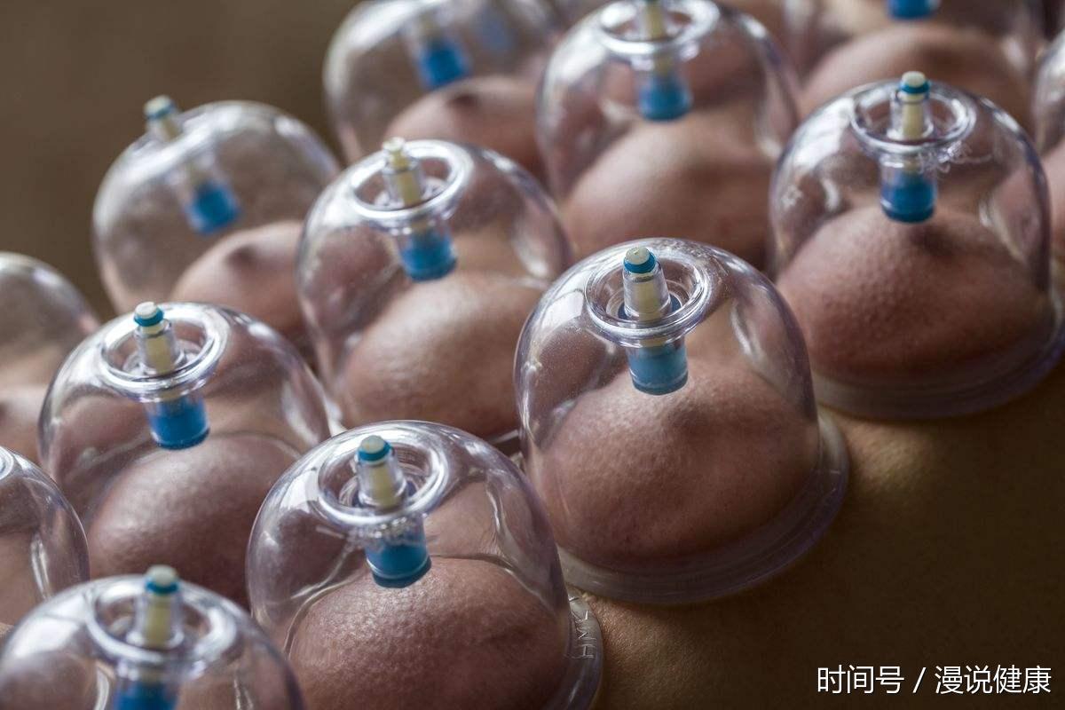 经医生的分析,石女士身体高烧30度,而背部已经达到二度烫伤,其背后留