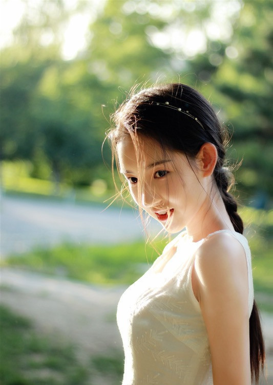 王玉雯治愈写真青春十足 纯氧系女孩微笑展嫣然