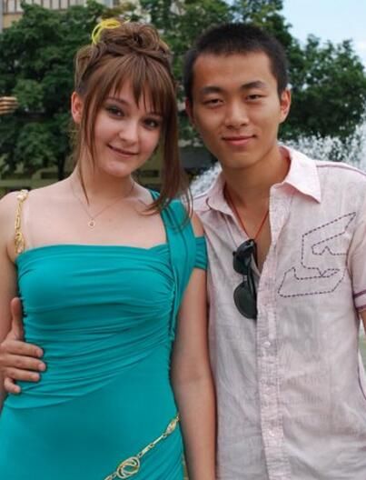 相貌平平的中国小伙娶了美丽的洋媳妇,大伙纷纷被第四
