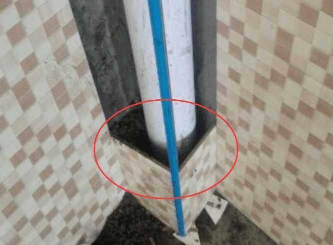 先根据卫生间下水道管的直径裁剪出相应尺寸的瓷砖块,随后用瓷砖收边