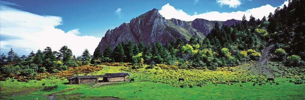 蓝月山谷景区(又称石卡雪山景区)按照5a级标准修建,是迪庆迎接黄金周