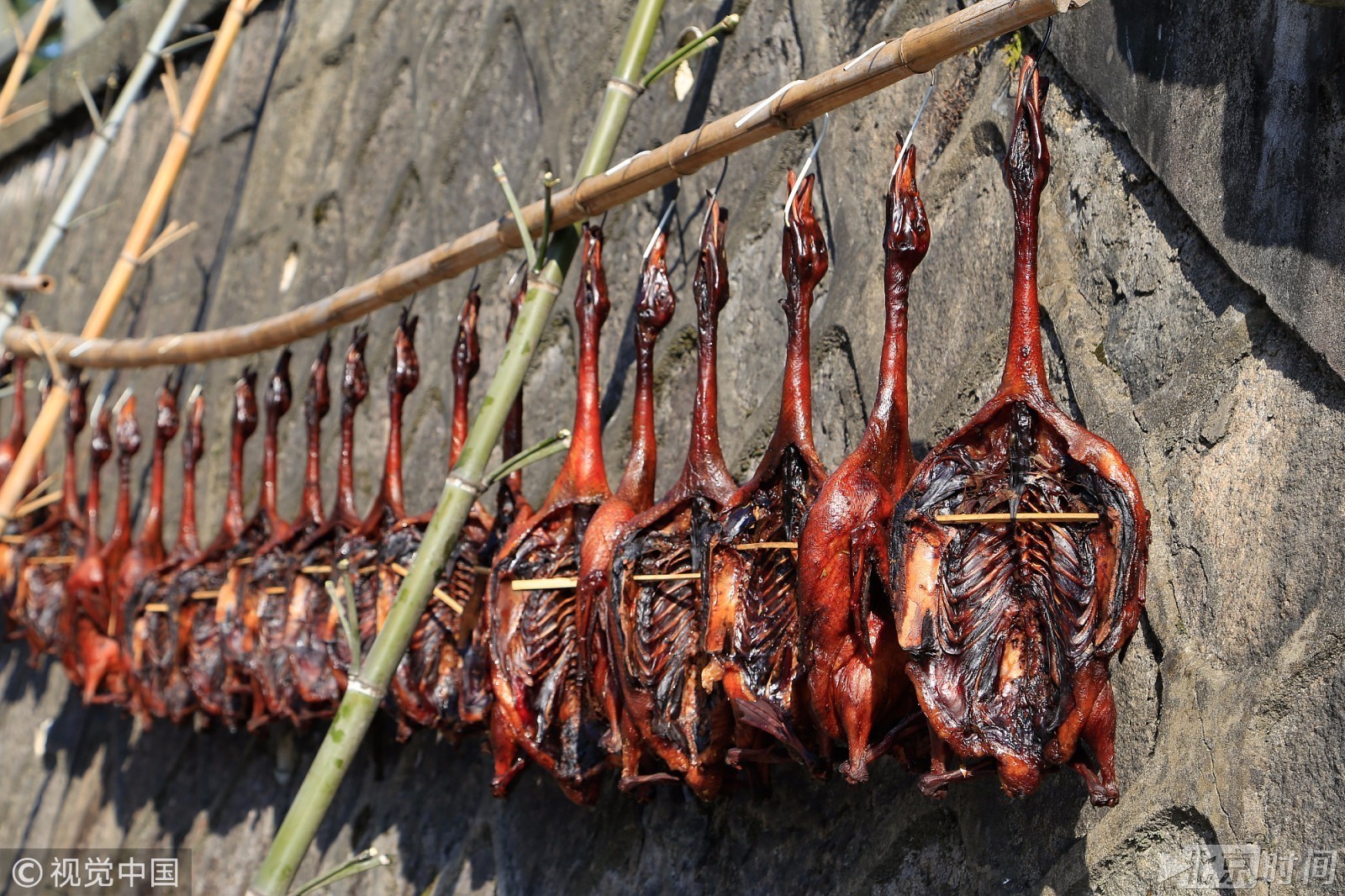 近日,浙江杭州梅家坞村的村民们开始在自家的门前屋后晾晒酱鸭,酱肉等