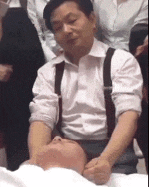 搞笑gif:妹子,看你出场姿势,就知道你练舞蹈的