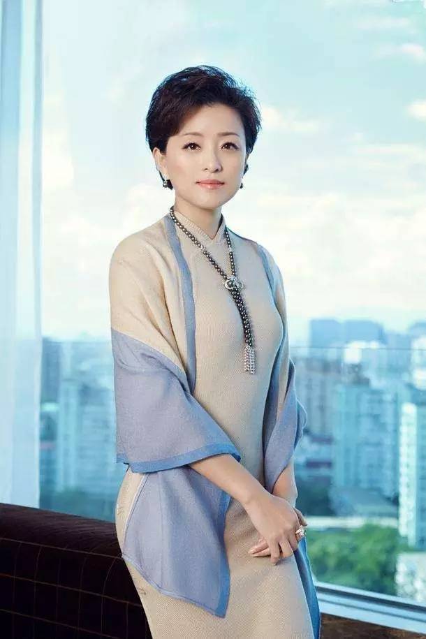 1990年从学校毕业之后,成为中国中央电视台《正大综艺》节目女主持人.