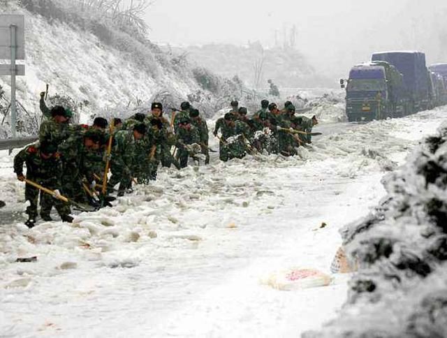 春运路上:2008年南方雪灾,国人看这场景无比心痛!