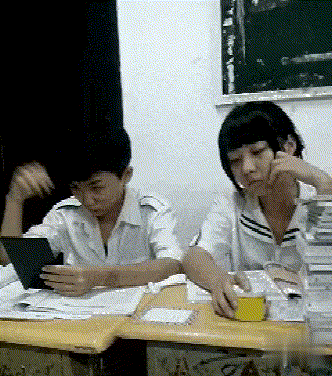 搞笑gif笑话:妹子的这一面从没在男生面前表现过