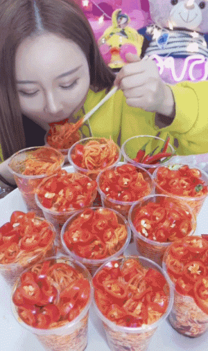 原来是招了个新打面妹子 搞笑gif:在西瓜上绑3000条橡皮筋会发生什么