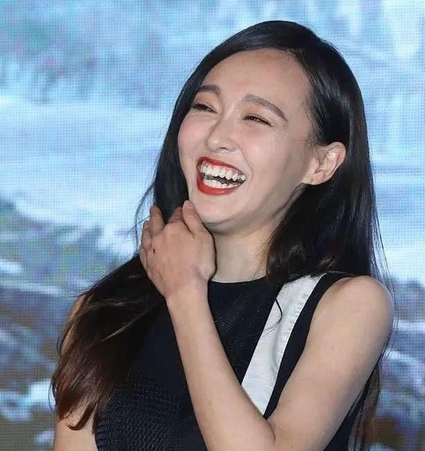 自古就有一句话:女人笑要不漏齿