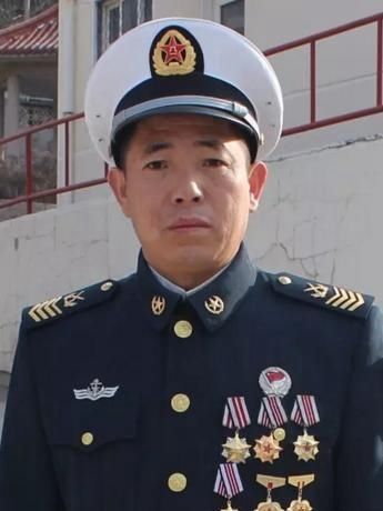 初级士官:下士,中士,中级士官:上士,四级军士长,高级士官:三级军士长