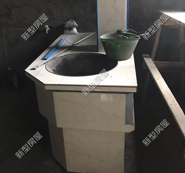 农村自建房,还是有个柴火灶最实用,请师傅花600砌一个