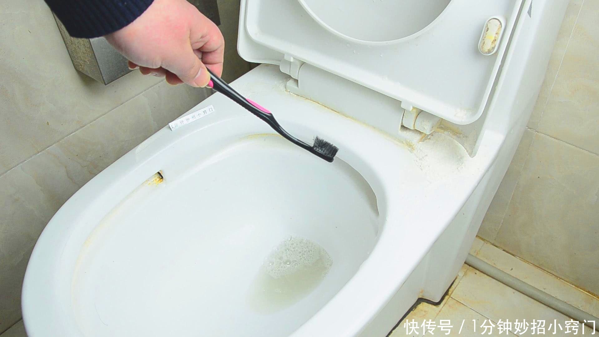 马桶里撒一把,多黄多脏的马桶,一冲就干净,学会这招轻松洗掉