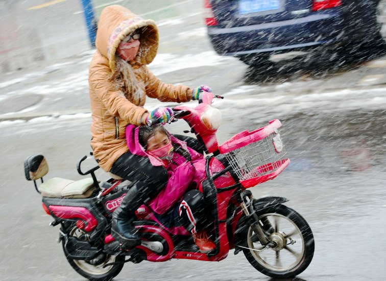 雨夹雪的上学路,母亲的大爱驱散了湿和冷,感天动地,泪水流不停