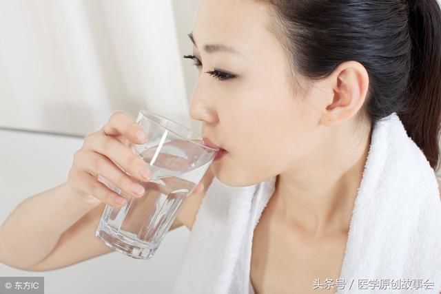 三种食物会引起口干难忍,医生说这两种疾病一定别忽视!