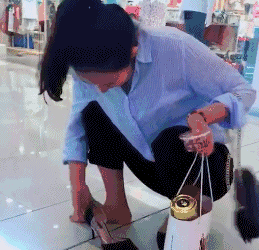 各位妹子,高跟鞋千万别穿跟太细的,请原谅我不厚道的笑了