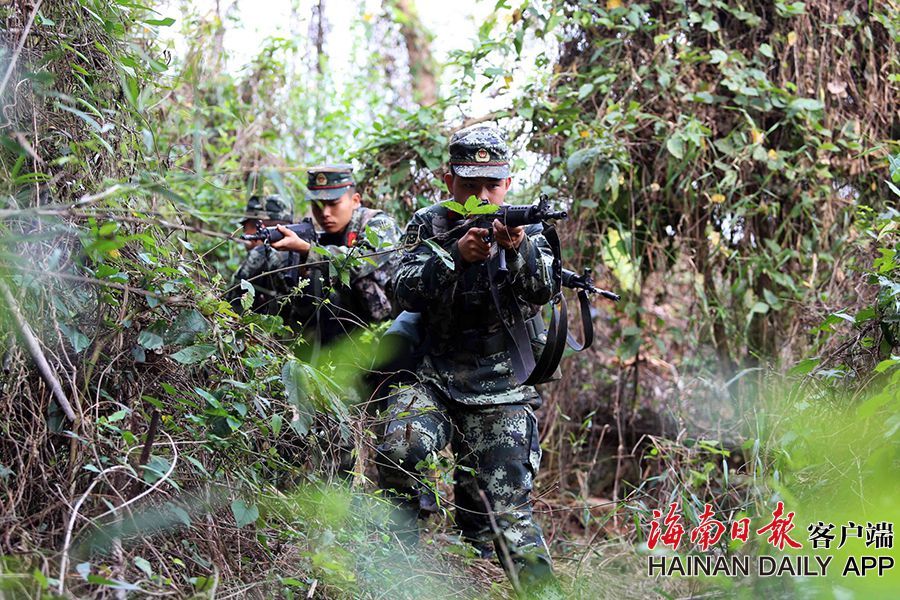 组图|儋州武警勤训练兵的背影帅呆了