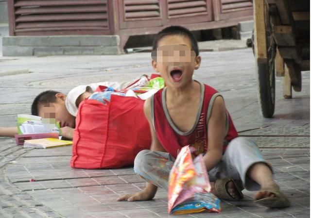一对夫妻送乞丐一碗粉,3天后突然来了几辆警车,才知身份不一般