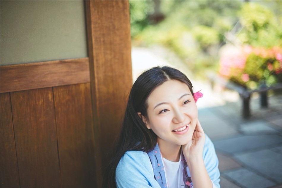 刘珂矣曝夏日主题写真 长发白衣显素雅