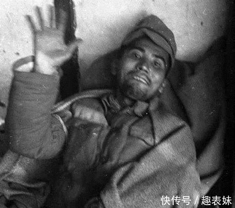 日本鬼子老照片:图二被俘日军表情嚣张,图四众鬼子围着小姑娘!