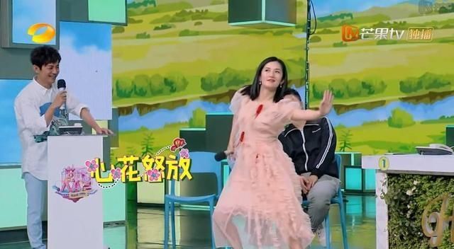 谢娜尬舞逗笑嘉宾,何炅却一点儿也起来不聊天的手机开心表情包图片下载到大全qq图片