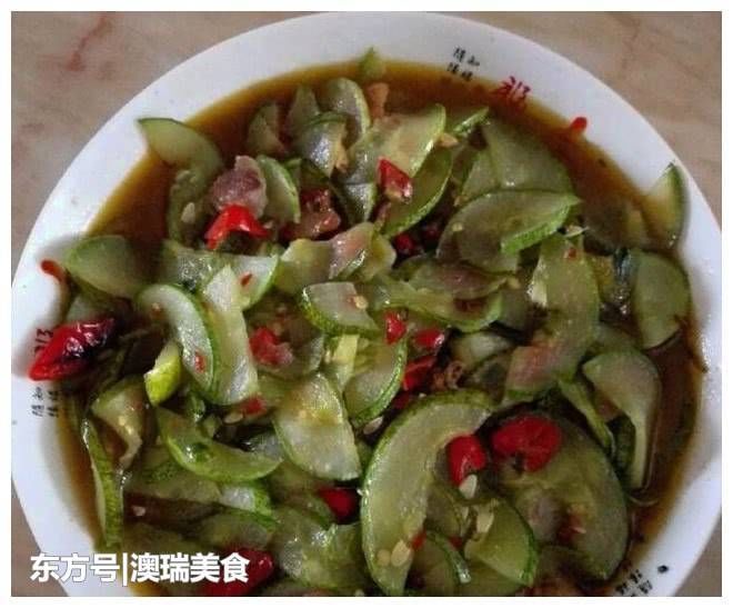 平时买上两根丝瓜估计中午和晚上的饭就解决了,觉得也是挺寒酸的吧