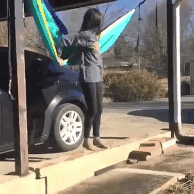 就在我昨天中午出差回家到二楼时,遇见一老大爷大笑着不停,我问老大爷