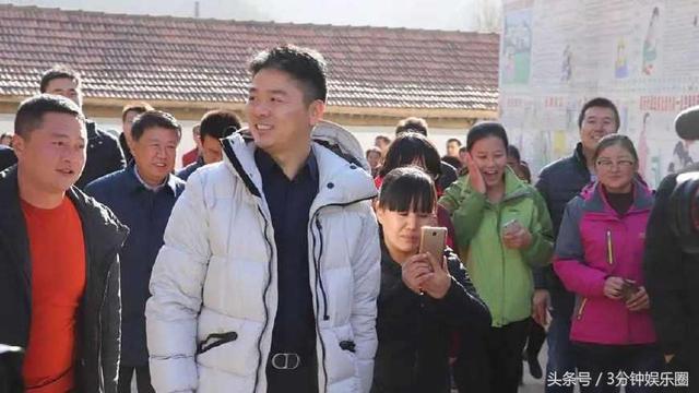 明星回老家,刘强东霸气,李湘豪气,唯有郑凯成为吐槽对象
