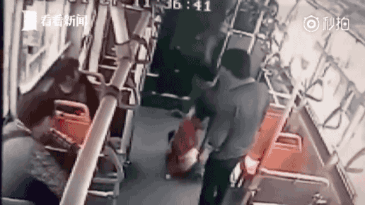 惊!熊孩子公交车上脚踢乘客 被一把抓起背摔暴踩