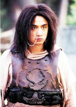 2001年电视剧《吕布与貂蝉》,黄磊饰演吕布,这造型太别致了,像牛魔王