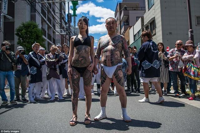 日本黑帮的女成员穿着内衣在街头炫耀他们的纹身.