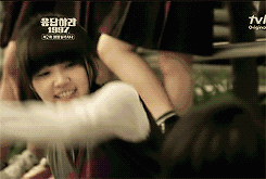 搞笑gif图:姑娘怎么欺负同学,当心找不到男朋友哦!