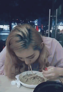 搞笑gif图:美女为什么穿打底裤?