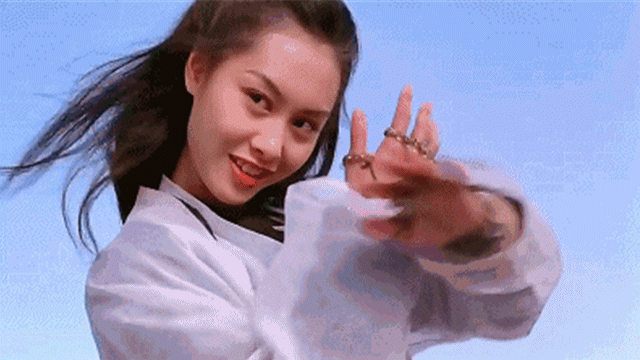 特别是在1995年与周星驰再度合演电影《大话西游》,片中她饰演的