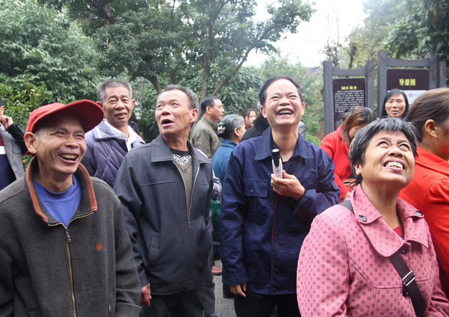 全国道德模范李国武办"致富课堂"贫困户快乐取经