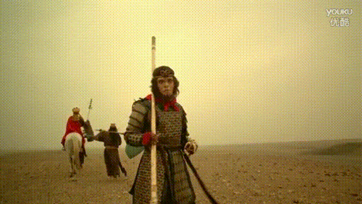 搞笑gif图:兄弟别这么激动呀!小心晚上不让你上床睡觉