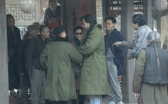 爆笑gif动图:姑娘别哭了,哥哥的心都疼了