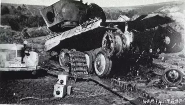 这辆"黑豹"坦克被su-152击中后,弹药殉爆,变成了零件.