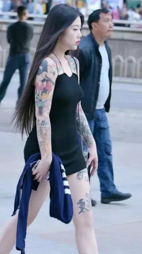 路人街拍丨丰满四肢美女引得性感,布满图片纷纹身吴海昕性感图片