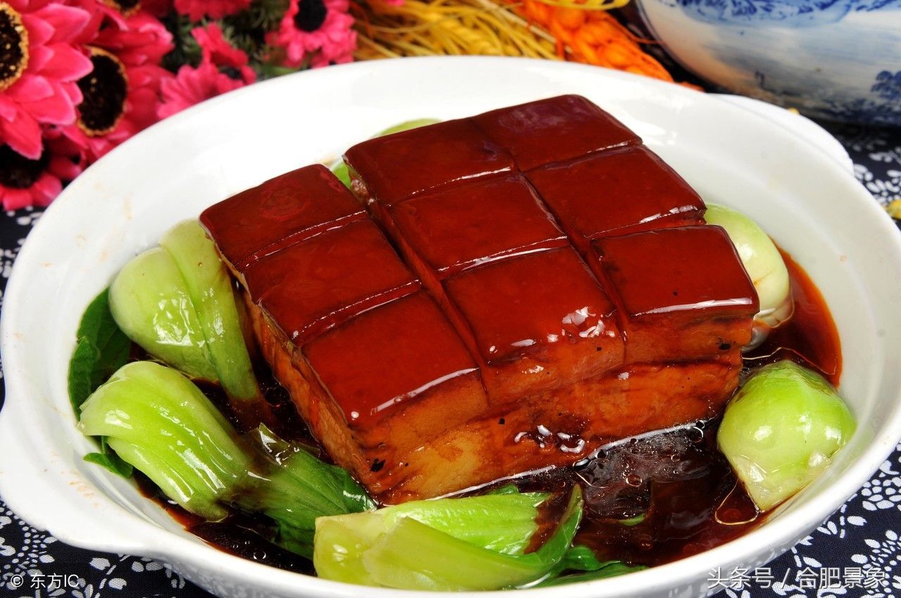 东坡肉在浙菜,川菜,鄂菜等菜系中都有,且各地做法也有不同,有先煮后烧