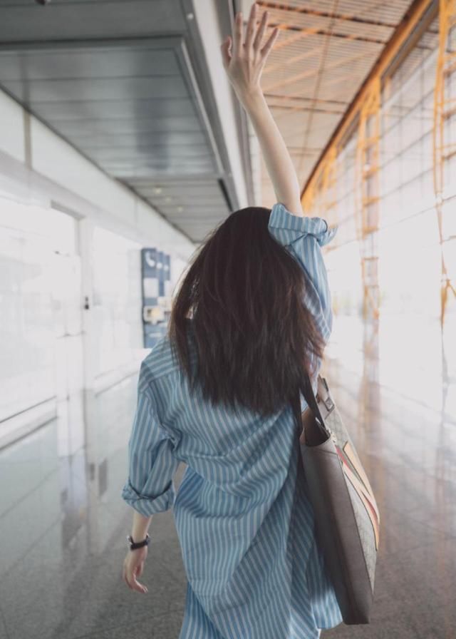 她始终蓄着一头飘逸的长发,格外的美丽动人,连背影都那么迷人,苏爆了