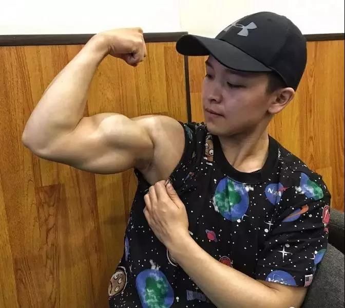 中国最帅女教练,清爽短发 六块腹肌再加上麒麟臂