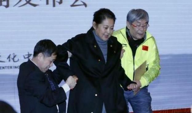 58岁倪萍全家近照,素颜头发花白,导演老公对其疼爱有加