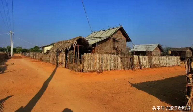 实拍缅甸农村,村口的一座小学.