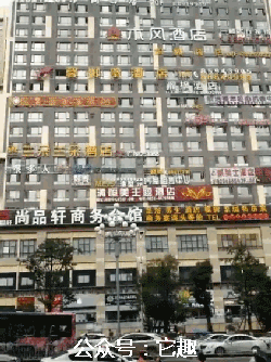 搞笑gif图:混黑社会多没出息,衣服都买不起!